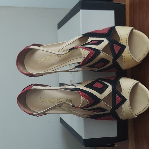 L.A.M.B. 9.5 Gwen Stefani Vail Birdcage Open Toe Platform Heels - Picture 6 of 12